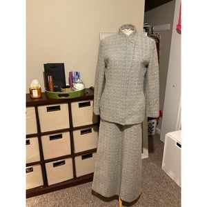 Beautiful vintage Mondi two piece skirt suit set size 38.